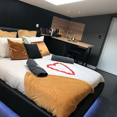 Playroom Et Nuit Insolite Aubie-et-Espessas Экстерьер фото