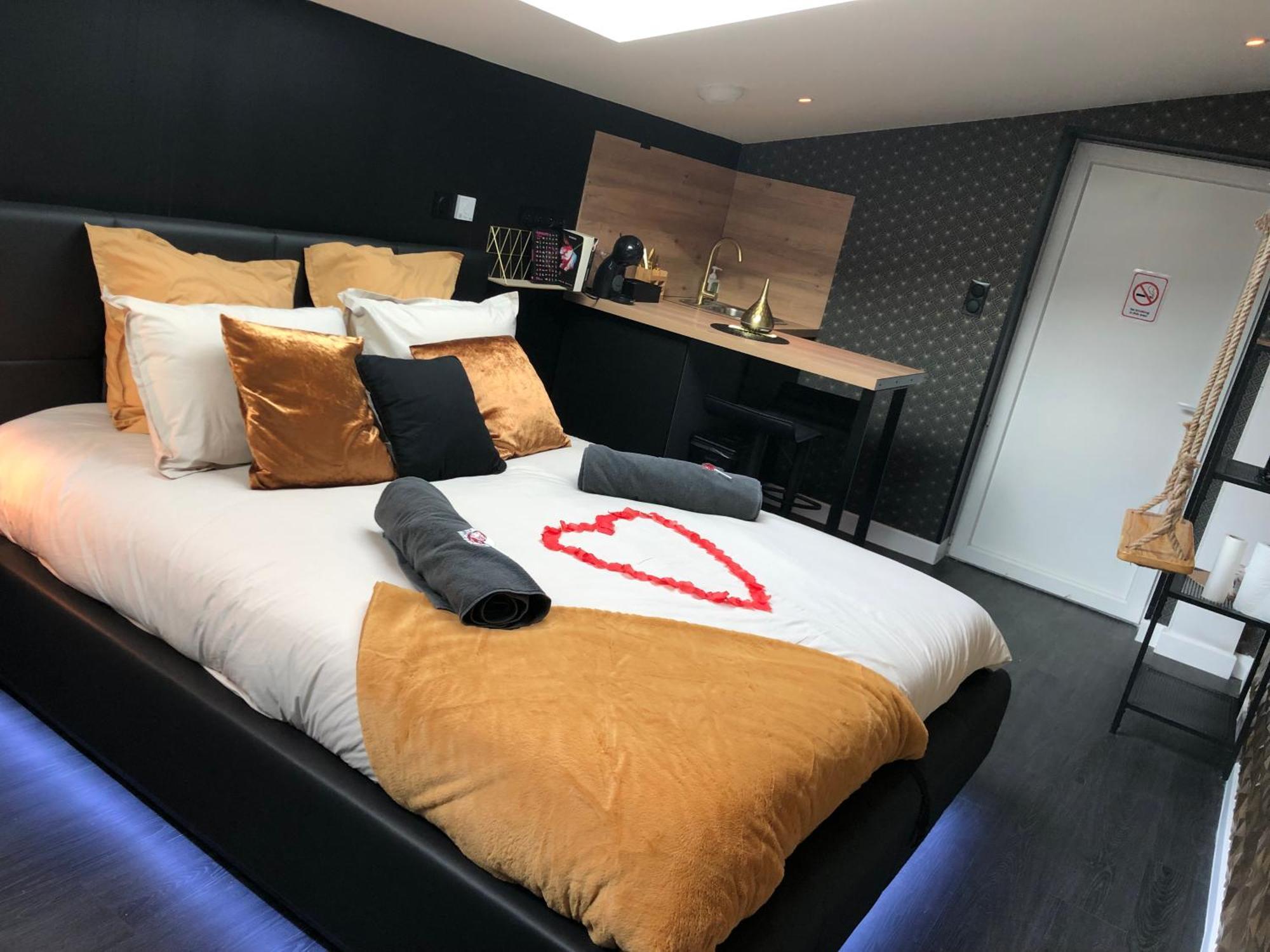 Playroom Et Nuit Insolite Aubie-et-Espessas Экстерьер фото